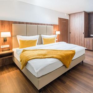 Zimmer mit Kingsize-Bett